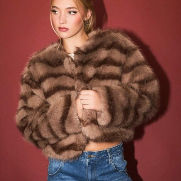LE LIS BESTSELLER Round Neck Faux Fur Crop Coat - Picture 1 of 3